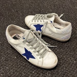 GOLDEN GOOSE SUPERSTAR SNEAKERS IN WHITE IRIDESCENT & BLUE STAR